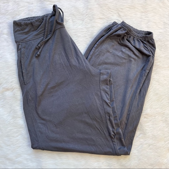 Barefoot Dreams Luxe Milk Jersey Namaste Lounge Pajama Set Size Small Carbon - Picture 6 of 13